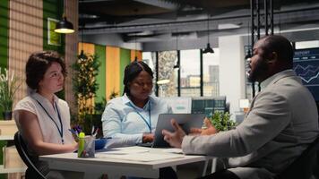 olika rekryterare utvärdera ett sökande CV återuppta under intervju session fokuserade på väljer kandidater med relevant kvalifikationer och stark karriär ambition. huvud jakt. kamera a. video