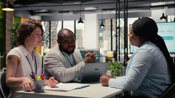 hr team ger id säkerhet kort till ny hyra efter de jobb intervju, slutföra de onboarding bearbeta och registrering efter återuppta och CV godkännande. godkänd kandidat. kamera a. video