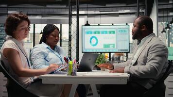 hr team uppträdande CV utvärdering med kandidat under jobb intervju i en företag Plats, analyserar arbete erfarenhet och kvalifikationer för karriär utveckling. talang förvärv. kamera a. video