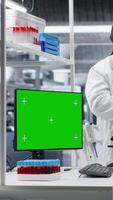 vertical aislado Bosquejo en monitor siguiente a diverso equipo en química laboratorio se enfoca en molecular ciencia, conductible laboratorio experimentos en biotecnología y genética investigación. médico soluciones cámara b. video