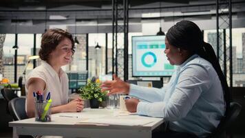 hr anställd erbjudanden tillgång nyckel kort till ny hyra efter de intervju, slutföra de onboarding bearbeta och registrering efter återuppta och CV godkännande. välkomnande till de team. kamera a. video