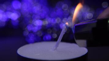 ljus med bokeh. brinnande ljus i främre av abstrakt bokeh bakgrund video