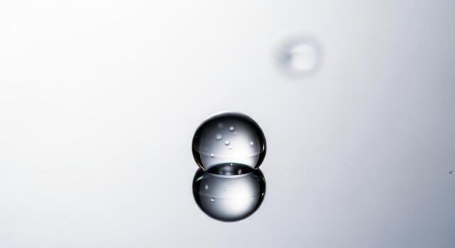 A drop of water is reflected in a mirror photo
