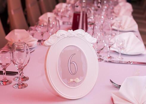 mesa número seis en un decorado mesa para un evento. elegante mesa ajuste para un Boda recepción o formal comida. foto