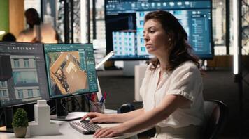 proprietà sviluppatore analizzando vero tenuta progetti e infrastruttura design con Software Strumenti, pianificazione Residenziale espansione e disposizione con muri struttura per nuovo costruzione. telecamera b. video