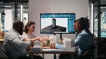 olika ingenjörer team gå över strukturell verklig egendom stad planera använder sig av 3d modeller till visualisera bostads- layout expansion och infrastruktur tillväxt på de tabell. innovation nav. kamera a. video