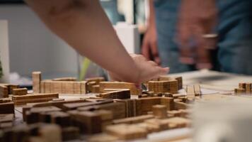 vicino su di appaltatori organizzazione disposizione per un' alloggiamento maestro Piano, simulando luogo preparazione con architettonico 3d Modelli prima il costruzione. città pianificazione e riqualificazione. telecamera b. video