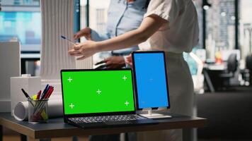 utveckling team utvärderar 3d byggnad modeller Nästa till kopia Plats, kontor möte för webbplats förberedelse och zonindelning föreskrifter dokument. infrastruktur planera i en växande smart stad. kamera b. video