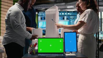 Entwicklung Mannschaft bewertet 3d Gebäude Modelle Nächster zu Kopieren Raum, Büro Treffen zum Seite? ˅ Vorbereitung und Zoneneinteilung Vorschriften Unterlagen. Infrastruktur Planung im ein wachsend Clever Stadt. Kamera a. video