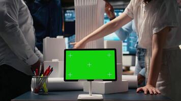 real inmuebles desarrolladores trabajo juntos utilizando arquitectónico modelos y Copiar espacio, diseño un sostenible residencial proyecto alineado con zonificación regulaciones y propiedad inversión tendencias cámara una. video