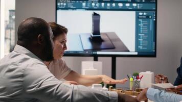diverso ingegneri squadra partire al di sopra di strutturale vero tenuta città pianificazione utilizzando 3d Modelli per visualizzare Residenziale disposizione espansione e infrastruttura crescita su il tavolo. innovazione centro. telecamera b. video