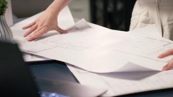 fechar acima do desenvolvedor faz cidade planejamento sessão com plantas plano para disposição detalhes e zoneamento regulamentos, concentrando em local preparação para habitação. urbano desenvolvimento. Câmera b. video