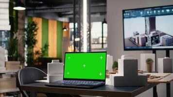 minimalista ufficio in mostra vuoto incontro la zona con copia spazio su computer portatile, spazio dove sviluppo squadra discutere proprietà investimento e zonizzazione regolamenti. urbano riqualificazione. video