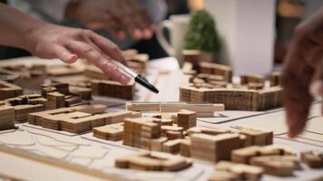 stänga upp av utvecklare arbete tillsammans på layout stad planera initiativ med bostads- projekt för infrastruktur tillväxt, experter använder sig av 3d modeller för webbplats förberedelse. bemästra planen. kamera b. video