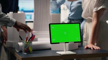 verklig egendom utvecklare arbete tillsammans använder sig av arkitektonisk modeller och kopia Plats, design en hållbar bostads- projekt Justerat med zonindelning föreskrifter och fast egendom investering trender. kamera b. video