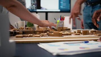 vicino su di appaltatori organizzazione disposizione per un' alloggiamento maestro Piano, simulando luogo preparazione con architettonico 3d Modelli prima il costruzione. città pianificazione e riqualificazione. telecamera un. video