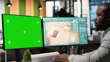 negro propiedad desarrollador analizando infraestructura diseño con Copiar espacio, preparando sitio desarrollo planes y revisando arquitectónico mediciones para alojamiento. mercado crecimiento. cámara b. video
