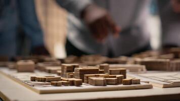 cerca arriba de contratistas arreglando alojamiento diseño para urbano sitio preparación, utilizando 3d modelos para reurbanización y grande escala construcción. infraestructura crecimiento y ciudad planificación. cámara b. video