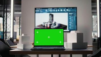tömma arkitektonisk kontor designad för verklig egendom med en grön skärm på pc, visning ritningar, strukturell layouter och 3d byggnad modeller Begagnade för planera bostads- projekt. video