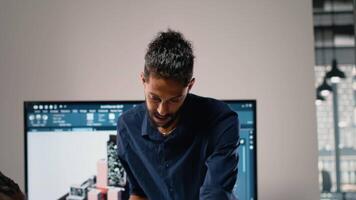 proprietà sviluppatore conduce il pianificazione sessione con 3d Modelli per dettagli e zonizzazione regolamenti, messa a fuoco su luogo sviluppo e infrastruttura crescita per alloggiamento e urbano sviluppo. telecamera b. video