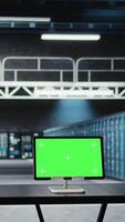 verticaal geïsoleerd scherm tablet gebruikt naar Doen jaarlijks controle naar verlengen gegevens centrum elektronica leven span en vermijden stilstand. mockup apparaat in server boerderij toezicht houden infrastructuur installaties, voorkomen loopt vast video