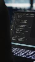 vertical dados Centro computador cientista fazendo ai dados análise em computador portátil para melhoria a infraestrutura. servidor quarto isto especialista usando caderno para gerir armazenamento sistemas para neural redes conjuntos de dados video