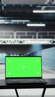 vertikal grön skärm bärbar dator Begagnade till do årlig kolla upp till förlänga data Centrum elektronik liv spänna och undvika driftstopp. attrapp anteckningsbok i server rum övervakning infrastruktur riggar, förebyggande kraschar video