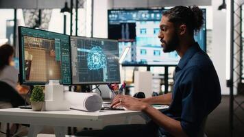 real inmuebles desarrollador en un corporativo oficina utilizando máquina aprendiendo, cognitivo informática y cibernética a analizar planos y propiedad diseños residencial y comercial inversiones. cámara b. video