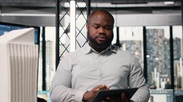 eigendom investering ontwikkelaar cheques blauwdrukken en lay-out plannen, herzien bouw plaats in een modern kantoor. analyseren zonering regelgeving voor een woon- ontwikkeling project. camera b. video