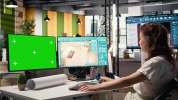 Entwickler im ein korporativ Arbeitsplatz Analysieren Meister Pläne mit Attrappe, Lehrmodell, Simulation Bildschirm, Infrastruktur Strategie und Seite? ˅ Vorbereitung Einzelheiten zu dafür sorgen Gehäuse und Eigentum Investition Erfolg. Kamera a. video