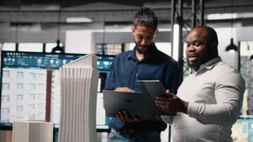 real inmuebles profesionales evaluando propiedad diseño para sitio preparación, urbano desarrollo y inversión estrategia para un grande escala proyecto. infraestructura crecimiento y alojamiento. cámara b. video