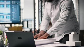 svart fast egendom ingenjör samlar konstruktion detaljer på ritningar skiss, planera session till respekt zonindelning föreskrifter och Övrig layout regler. webbplats förberedelse för hus. kamera b. video