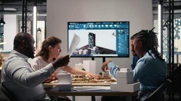 ingegneri e vero tenuta sviluppatori rivedere inteligente città design disposizione su architettonico 3d Modelli, di brainstorming idee per moderno infrastruttura, innovazione e Residenziale alloggi. telecamera un. video