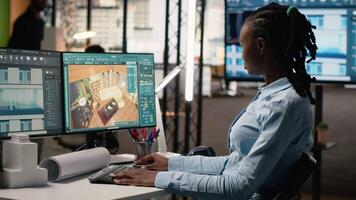 svart kvinna expert- Arbetar på interiör design och väggar strukturera på en programvara, skapande en layout för de fast egendom konstruktion projekt. infrastruktur tillväxt för urban utveckling. kamera b. video
