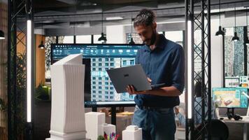 mezzo orientale architetto recensioni progetti e Software per costruzione maestro Piano, riunione incontro per valutare misurazioni e alloggiamento disposizione. sviluppatori con Residenziale progetto. telecamera un. video