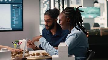 ingenjörer och verklig egendom utvecklare granskning smart stad design layout på arkitektonisk 3d modeller, brainstorming idéer för modern infrastruktur, innovation och bostads- hus. kamera b. video