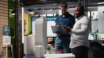 real inmuebles profesionales evaluando propiedad diseño para sitio preparación, urbano desarrollo y inversión estrategia para un grande escala proyecto. infraestructura crecimiento y alojamiento. cámara una. video