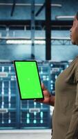 vertical administración con aislado pantalla tableta en datos centrar implementar avanzado poder administración soluciones empleado utilizando croma llave dispositivo a supervisar servidor centro, reduciendo energía consumo, cámara un video