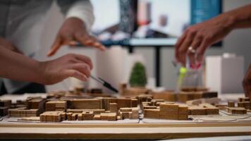 stänga upp av olika utvecklare fokuserar på 3d modeller layout presentationer med detaljerad stad planera för en bostads- område, väntar för projekt godkännande. infrastruktur tillväxt bemästra planen. kamera a. video