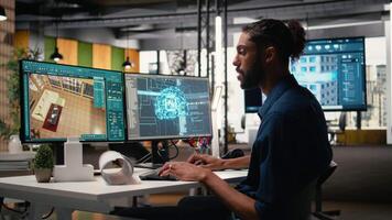 real inmuebles desarrollador en un corporativo oficina utilizando máquina aprendiendo, cognitivo informática y cibernética a analizar planos y propiedad diseños residencial y comercial inversiones. cámara una. video