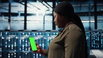 chef använder sig av app på krom nyckel telefon till kolla upp server bruka energi konsumtion. data Centrum systemet administratör använder sig av Ansökan på grön skärm smartphone till kolla upp kraft användande nivåer, kamera en video