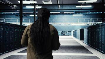 dati centro sistema amministratore conduce sicurezza audit per proteggere contro informatica minacce. esso esperto a piedi fra server centro impianti di perforazione, garantendo conformità con industria standard, telecamera un' vicino su video