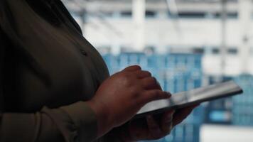 stänga upp av data Centrum programvara utvecklare håller på med data analys på läsplatta till uppgradera infrastruktur. chef i server rum använder sig av enhet till klara av lagring infrastruktur datauppsättningar video