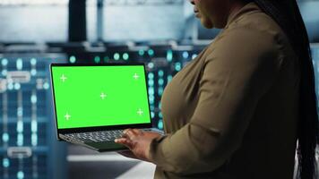 programador en datos centrar utilizando aplicación en aislado pantalla ordenador portátil a garantizar error gratis computadoras centrales redes trabajador usos croma llave cuaderno a monitor servidor cubo engranaje partes para fracasos, cámara si video