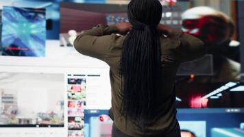 mujer abraza abundancia de contenido desplegado en digital pared panel, explorador entretenimiento canales usuario asombrado por inmersivo transmisión plataforma entregando sin escalas vídeos, cámara si video