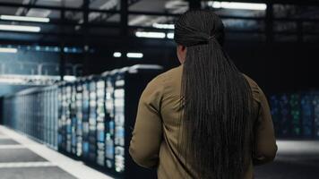 ingenjör arbetssätt i data Centrum hantera och optimerande nätverk infrastruktur. den professionell gående genom server bruka rader diagnos och lösa hårdvara felfunktioner video