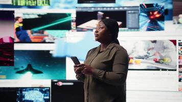 kvinna bläddring social media utfodra på smartphone i främre av digital vägg. person använder sig av mobil telefon, flytande ikoner markera interaktiv engagemang uppkopplad, kamera en video