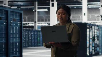 datos centrar ingeniero utilizando ordenador portátil a desarrollar desastre recuperación planes, minimizando falta del tiempo. servidor granja eso experto mejorando datos proteccion protocolos utilizando computadora portátil, cámara si video