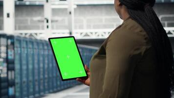 utvecklare i data Centrum använder sig av isolerat skärm läsplatta till uppgradera system för ökade stabilitet. den expert- i server bruka konfigurera hårdvara med krom nyckel enhet för optimalt prestanda, kamera b video