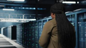 dati centro sistema amministratore conduce sicurezza audit per proteggere contro informatica minacce. esso esperto a piedi fra server centro impianti di perforazione, garantendo conformità con industria standard, telecamera B vicino su video